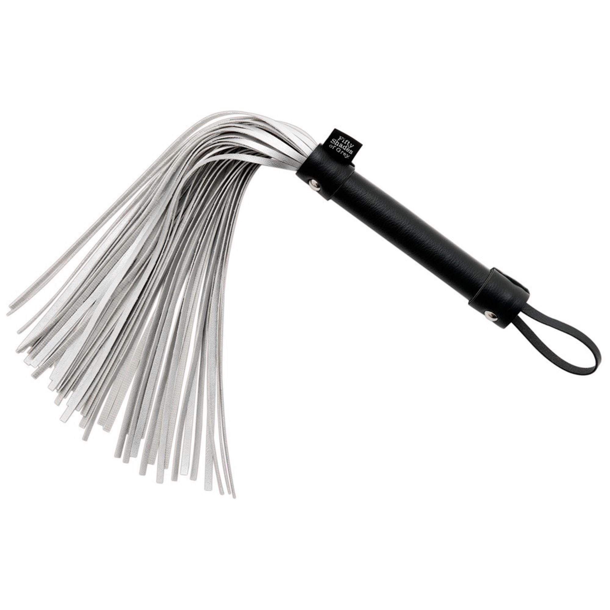Fifty Shades of Grey Satin Flogger med silvergrå satinsvansar och svart handtag