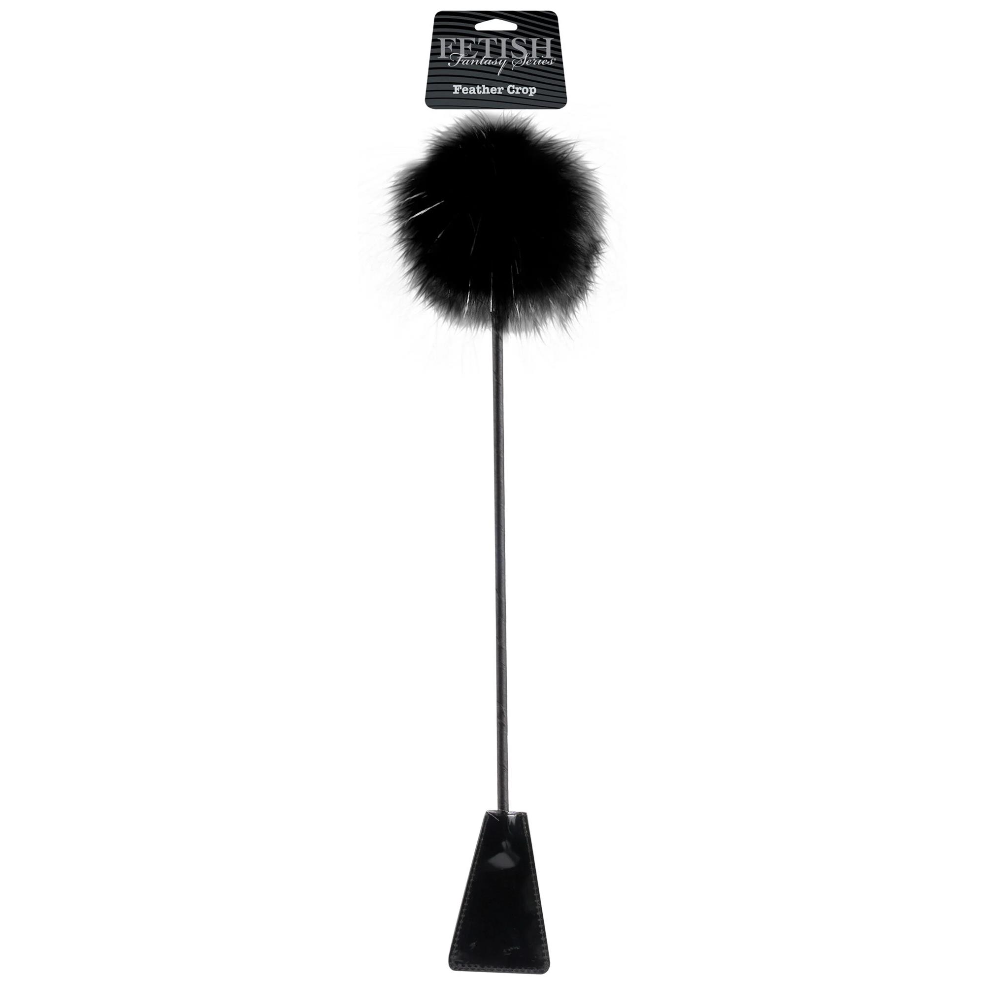 Feather Crop Black från Fetish Fantasy, sett framifrån mot vit bakgrund