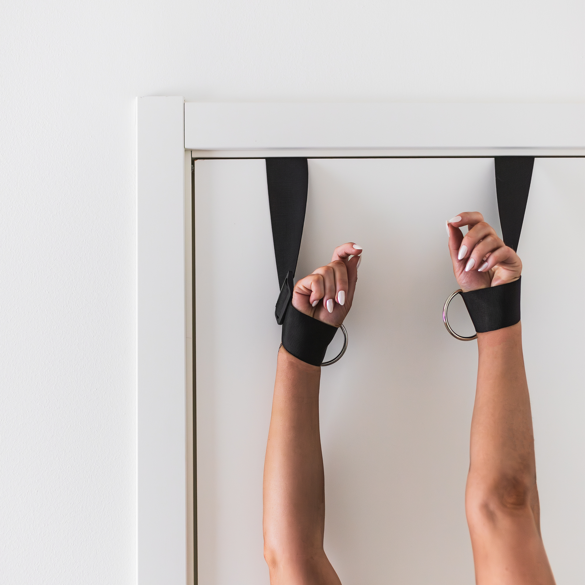 BEHAVE Sexswing in door